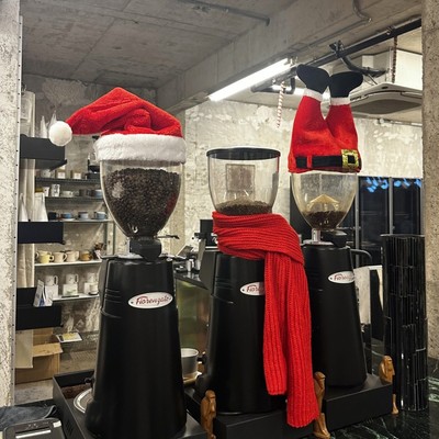 圣诞节新衣！咖啡磨豆机装饰品帽子摆件店铺吧台桌子氛围场景布置