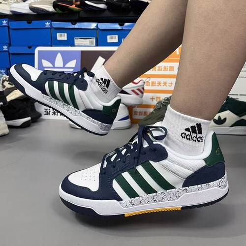 阿迪达斯男款百搭板鞋