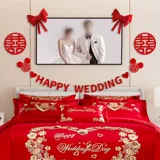 Свадебная комната расположение свадебных фотографий к постели.