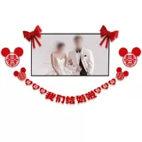 Свадебная комната расположение свадебных фотографий к постели.