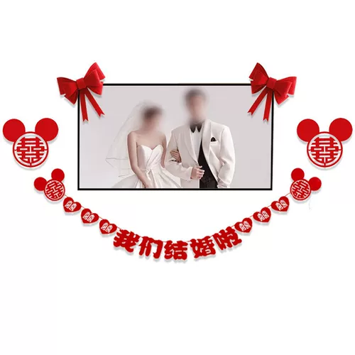 Свадебная комната расположение свадебных фотографий к постели.