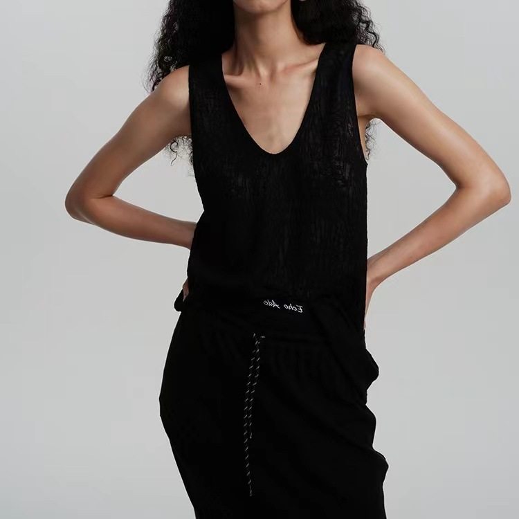 ECHOADE随性简约深V领修饰肩部线条柔软透气蕾丝花纹肌理吊带背心