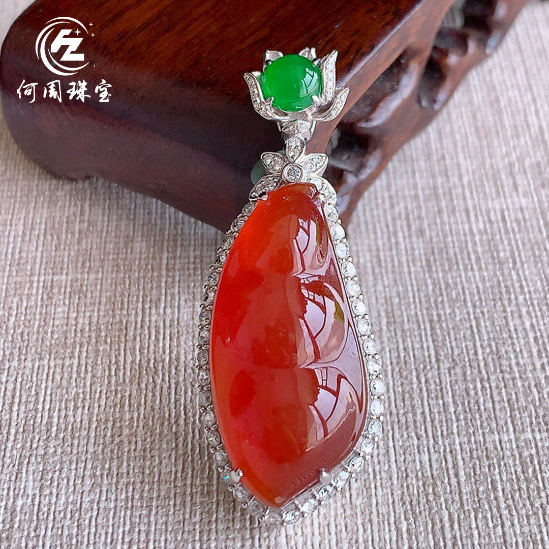 何周珠宝 缅甸天然A货玉石翡翠 18k金伴钻镶嵌冰种红翡福豆吊坠