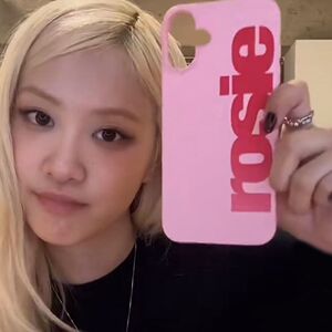 ins风rose朴彩英同款粉英文16promax适用苹果16手机壳15女iPhone14日韩15promax新款保护套12菲林13简约甜酷