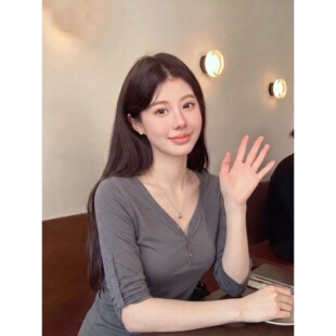 美式辣妹灰色v领半袖t恤女早秋穿搭设计感半开襟修身七分中袖上衣