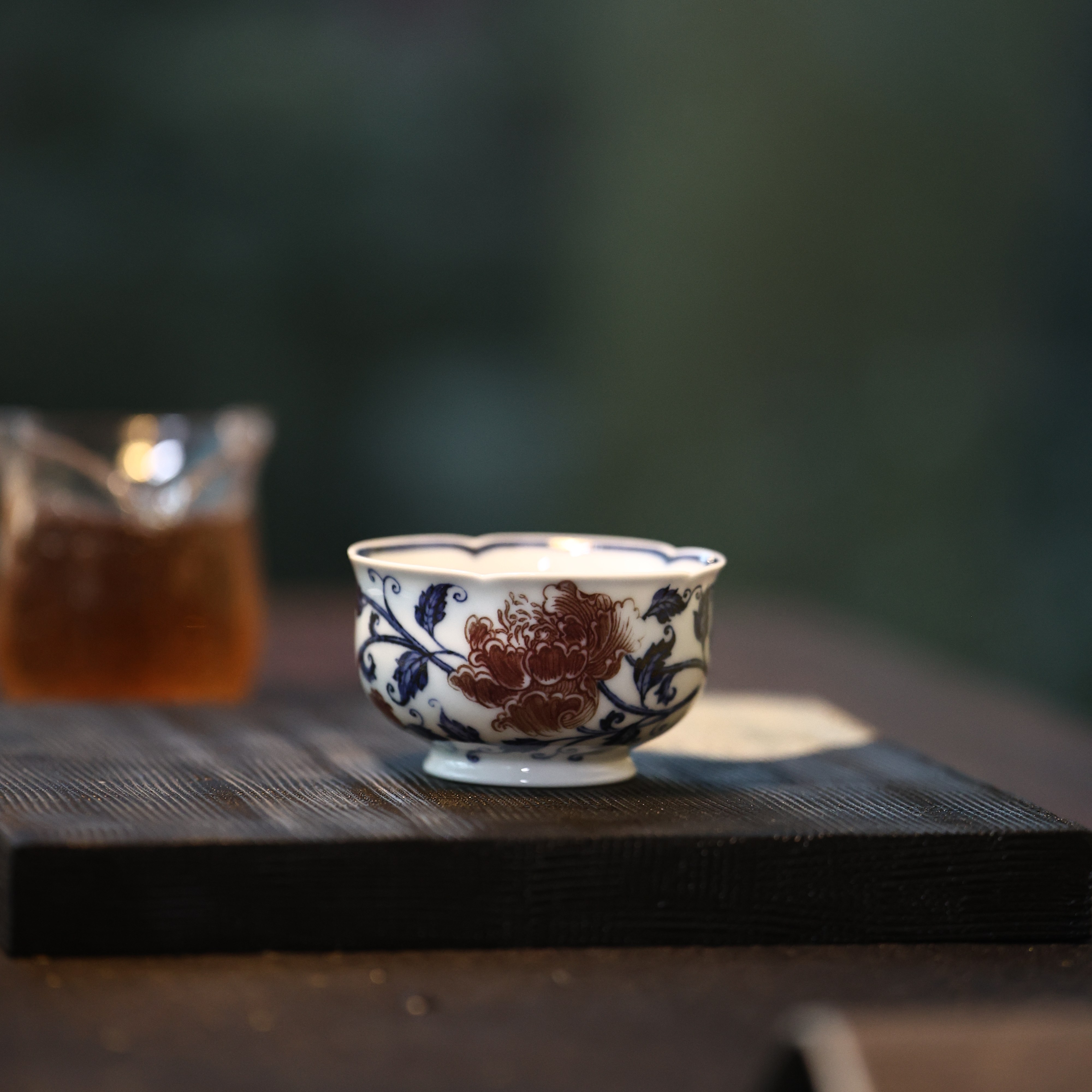 勤义堂青花釉里红缠枝莲牡丹杯