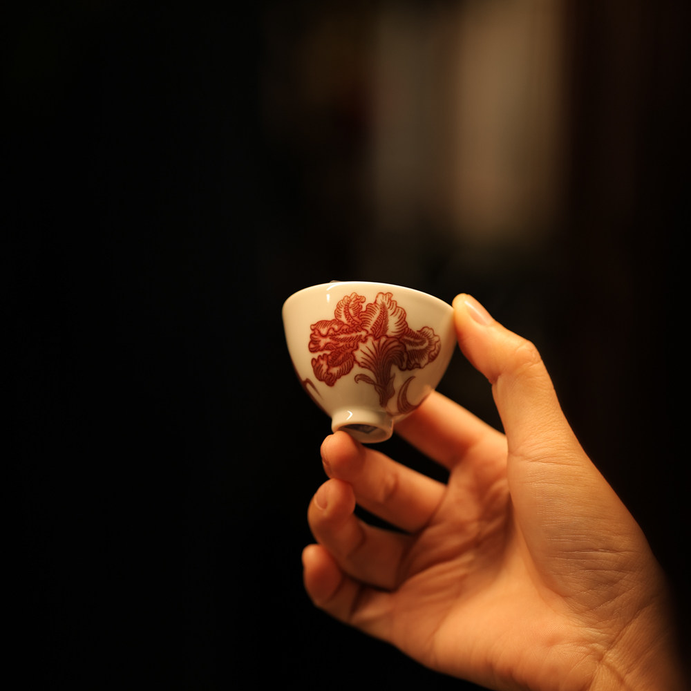 婵韵勤义堂釉里红鸢尾花鸡心杯