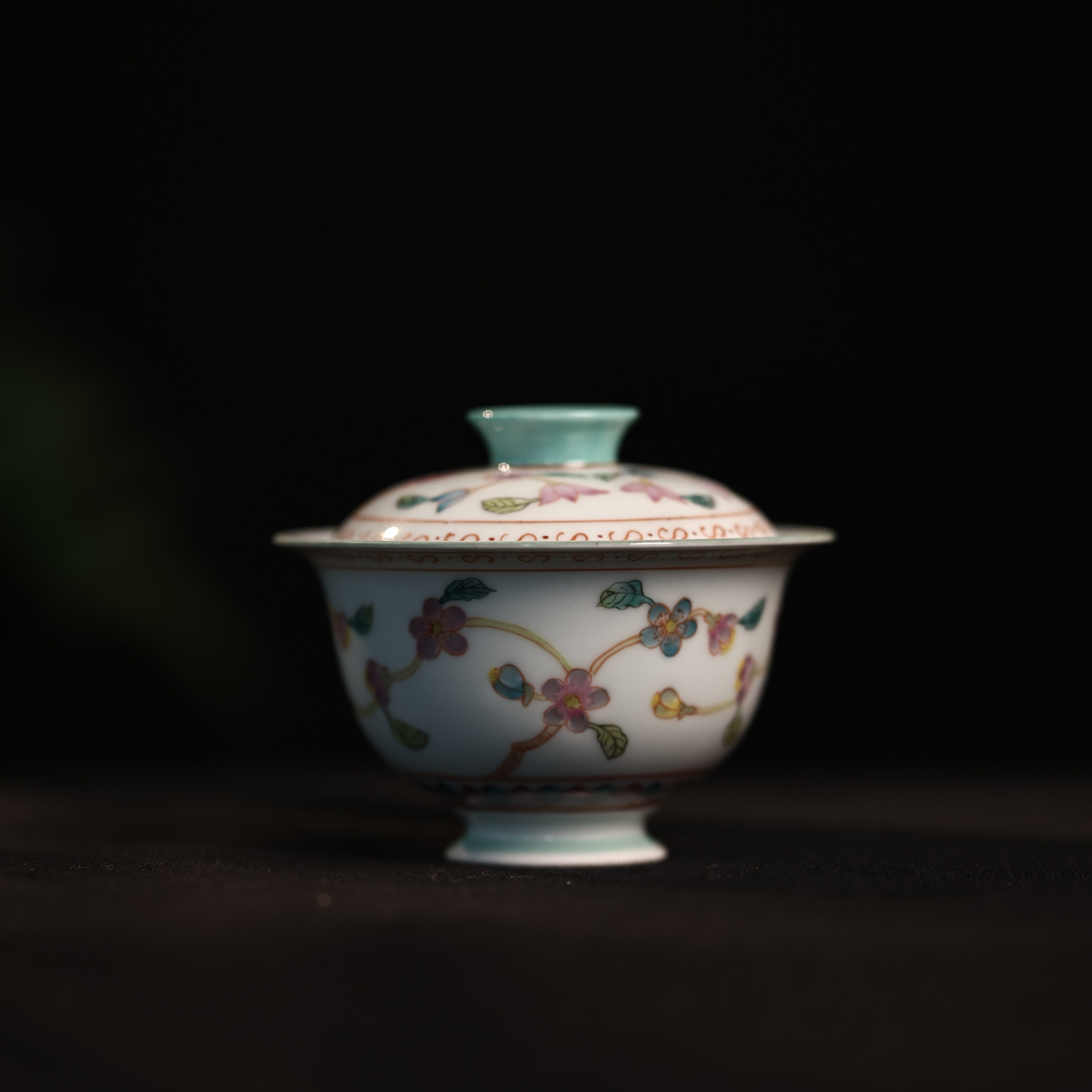 玲珑集缠枝莲斗彩玲珑桃花盖碗