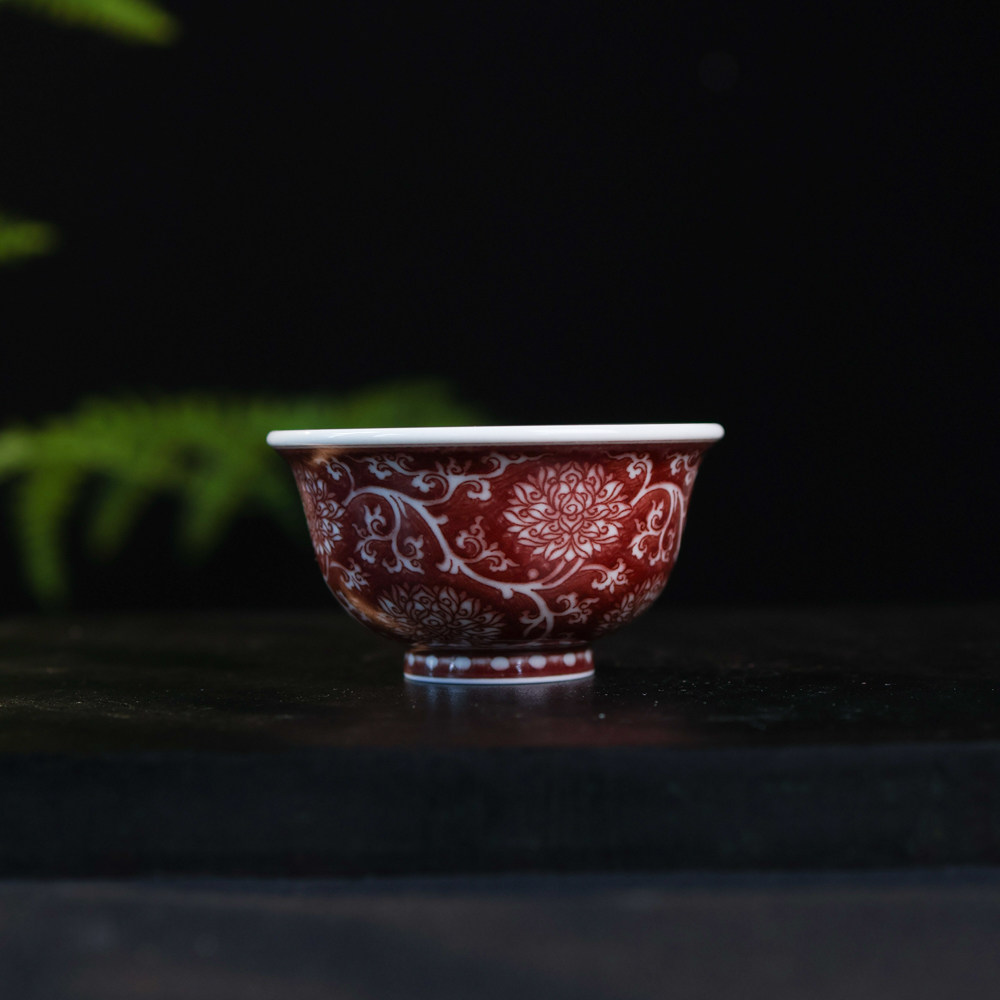 勤义堂釉里红金刚缠枝莲压手杯