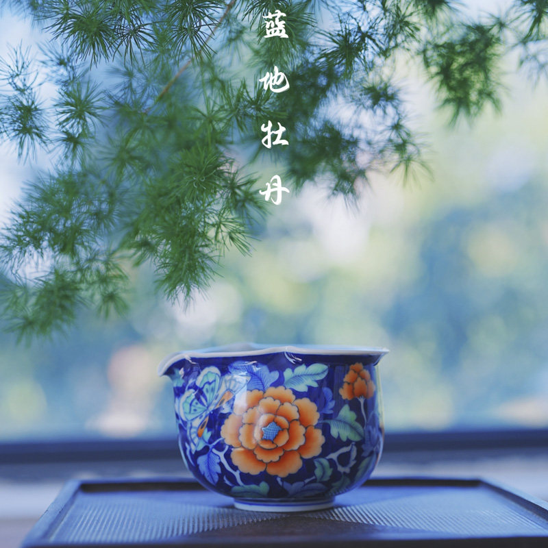 卓君青花斗彩蓝地牡丹公杯公道杯