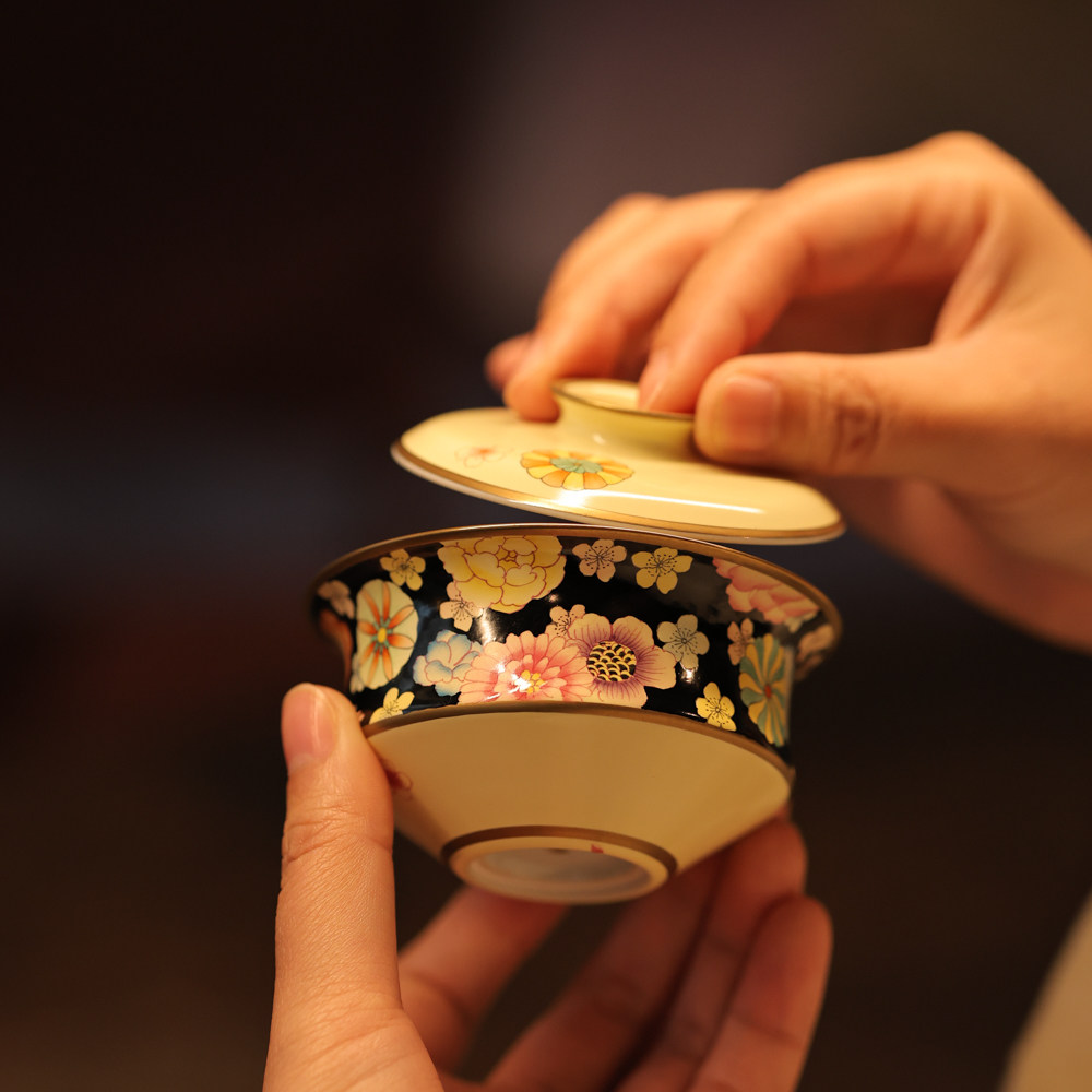 华隐堂青花斗彩松花黄万花盖碗