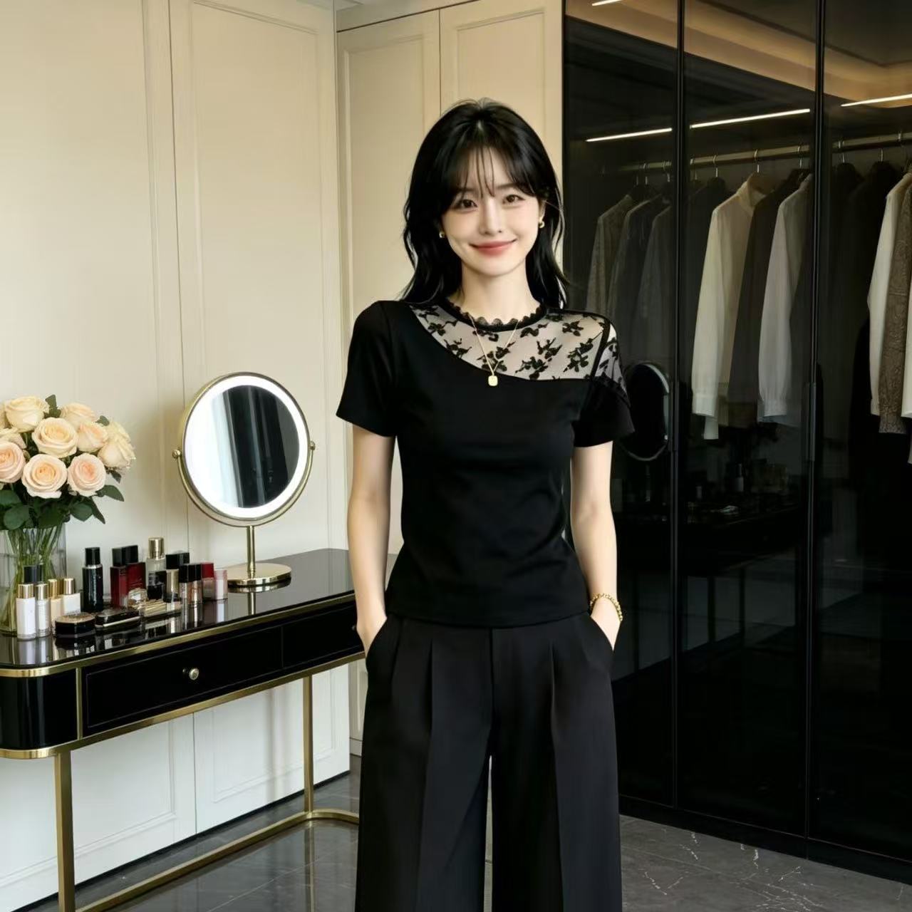 新款蕾丝拼接镂空T恤气质显瘦圆领短袖百搭修身设计感T恤女夏季