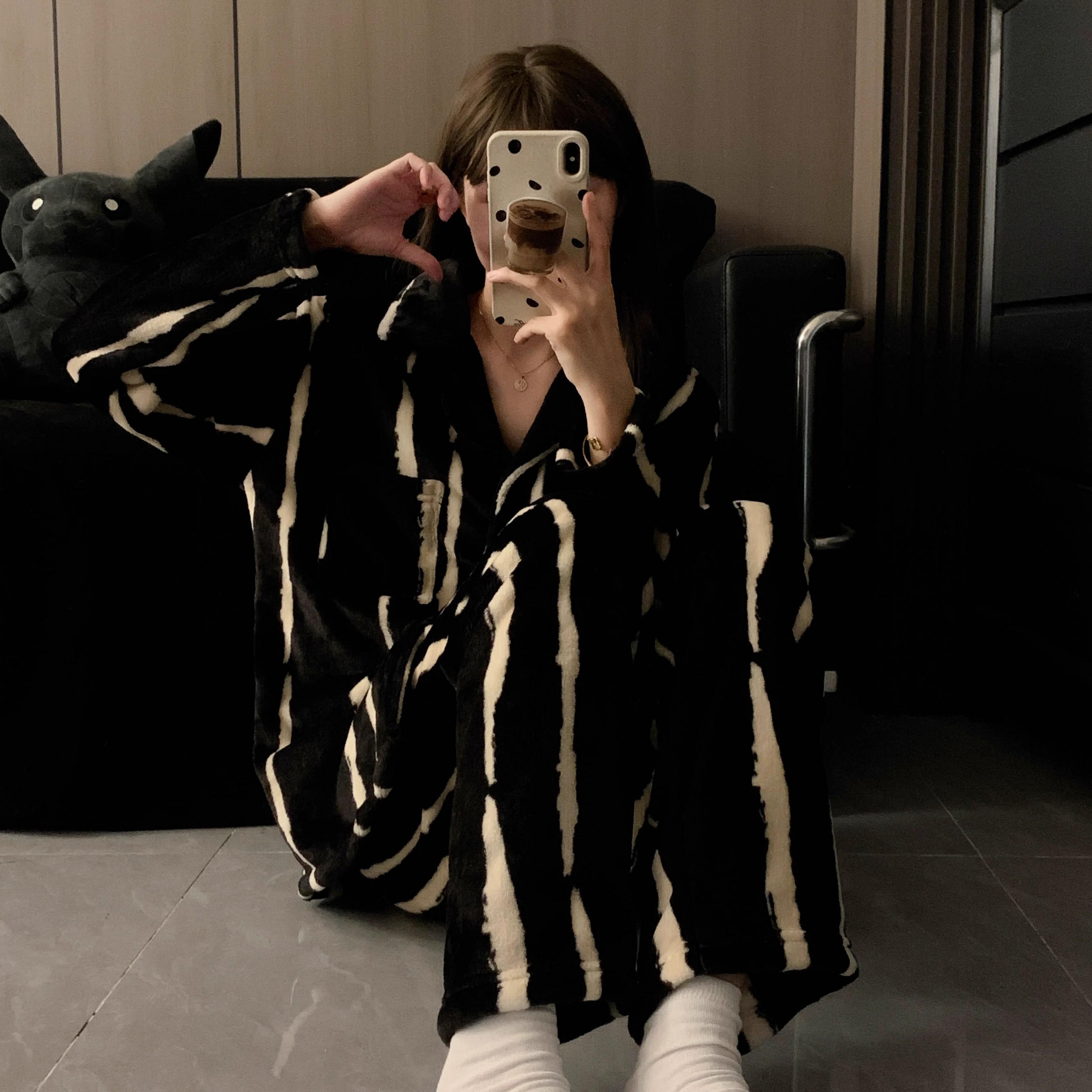 韩国黑色条纹情侣睡衣女款秋冬季珊瑚绒加绒加厚高级感男士家居服