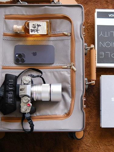 Универсальный вместительный и большой чемодан