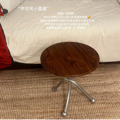 巨出片的床头小桌，与卧室太搭了