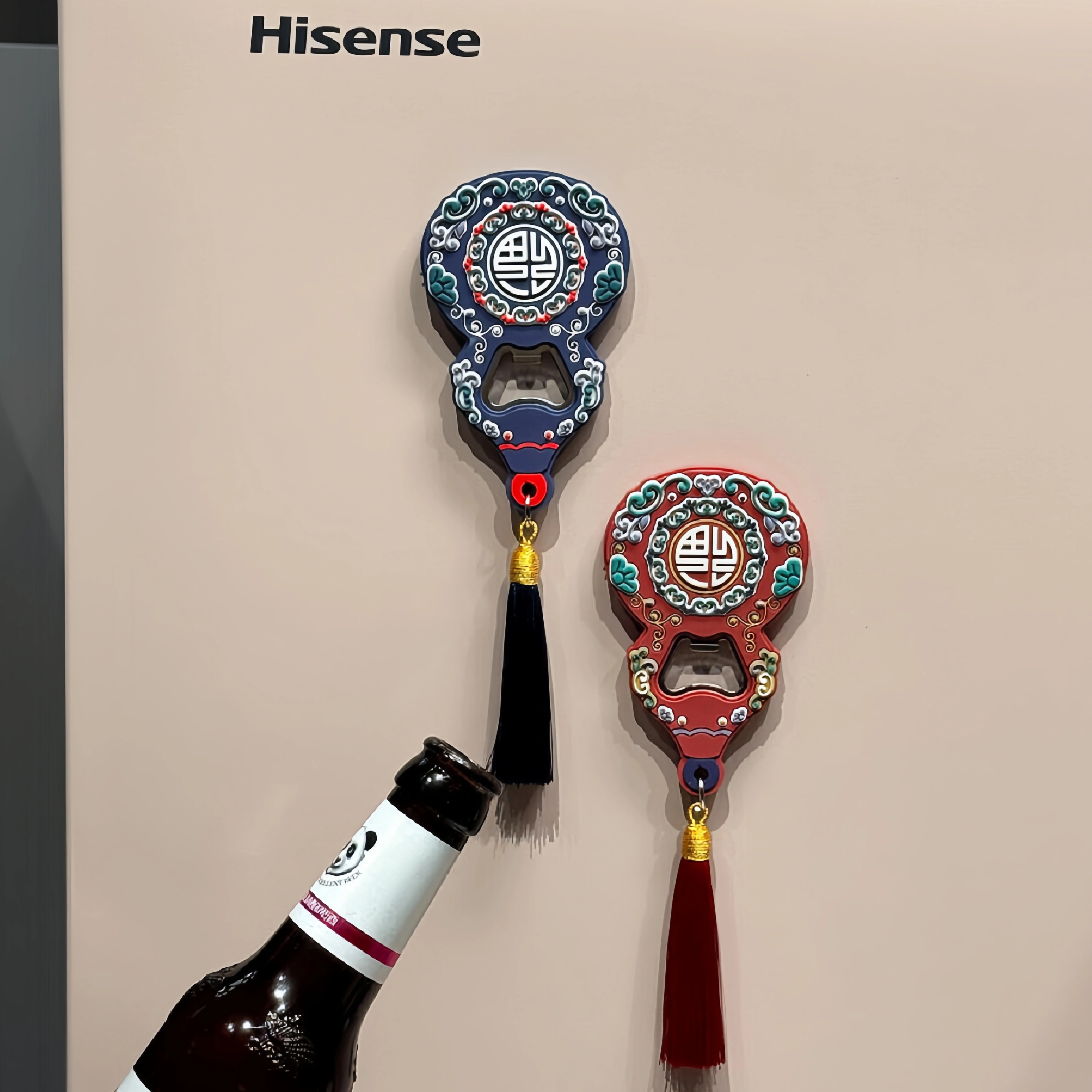 是磁吸冰箱贴，也是开瓶器！