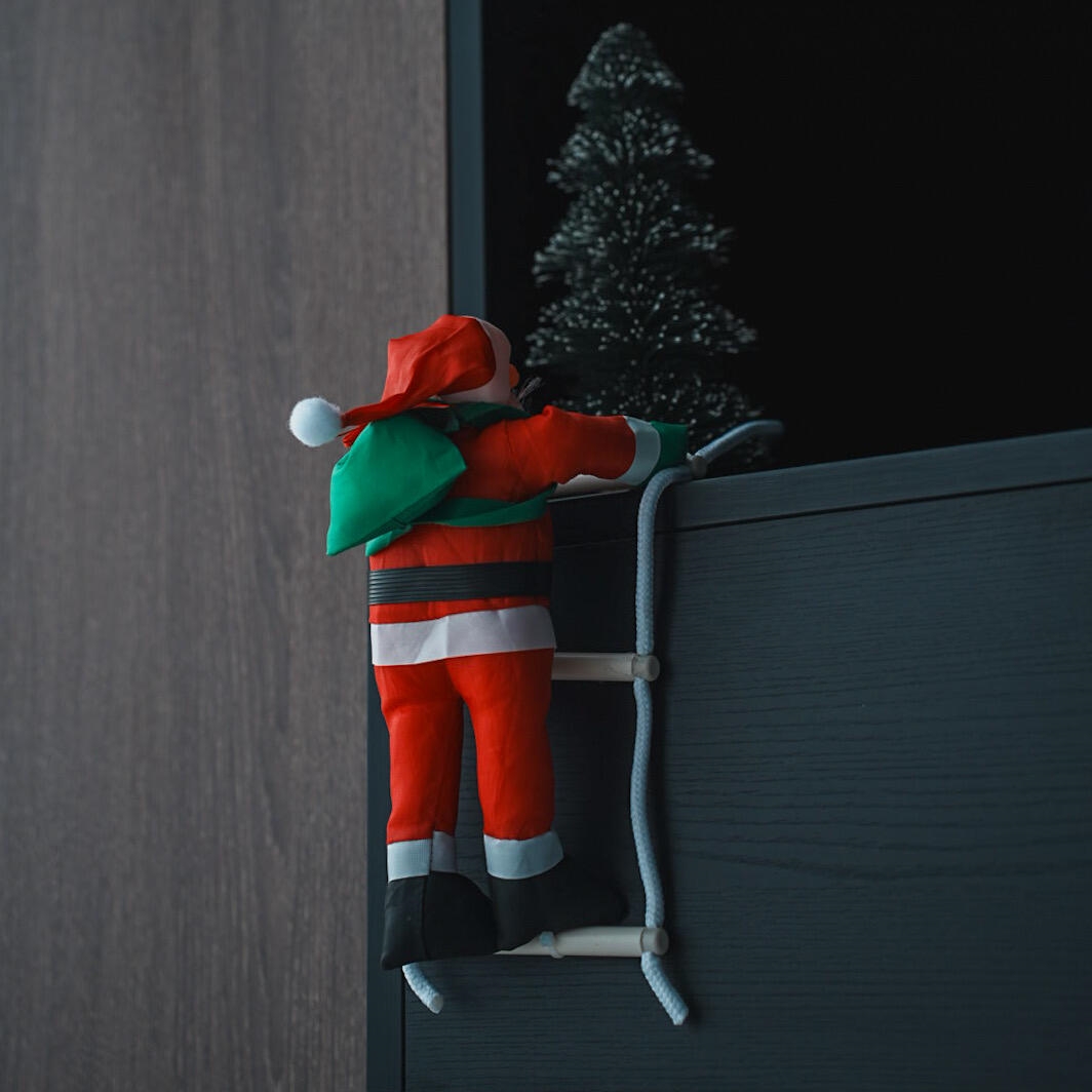 快看！我家墙上卡了个圣诞老人！