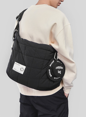 Mackar新款大容量斜挎包男士休闲邮差包轻便女生背包暗格纹单肩包