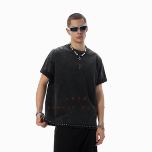 JHYQ美式皮带印花气眼结构哥特J水洗短袖男宽松下摆织带钉设计T恤