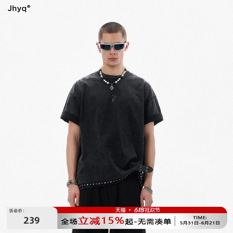 JHYQ美式皮带印花气眼结构哥特J水洗短袖男宽松下摆织带钉设计T恤