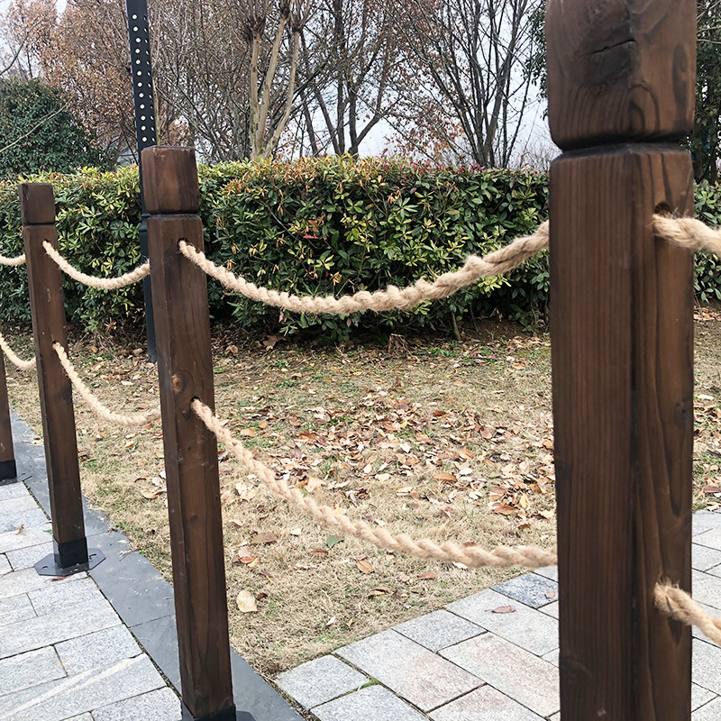 四川立柱防腐木栅栏穿绳挂铁链河道景区池塘小湖木制护栏栏杆木围