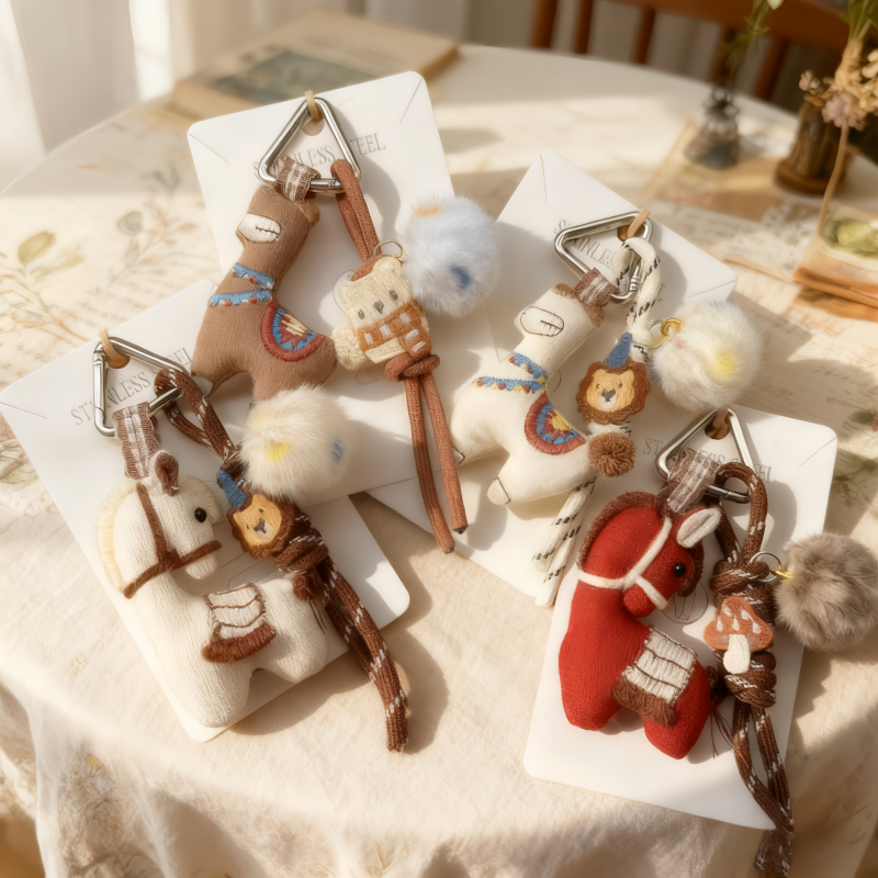 创意毛绒配饰马上有钱文艺森系钥匙扣批发可爱木马咖啡包造型挂件