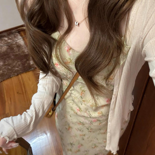 法式复古绿色碎花设计感修身气质收腰显瘦印花度假吊带连衣裙女夏