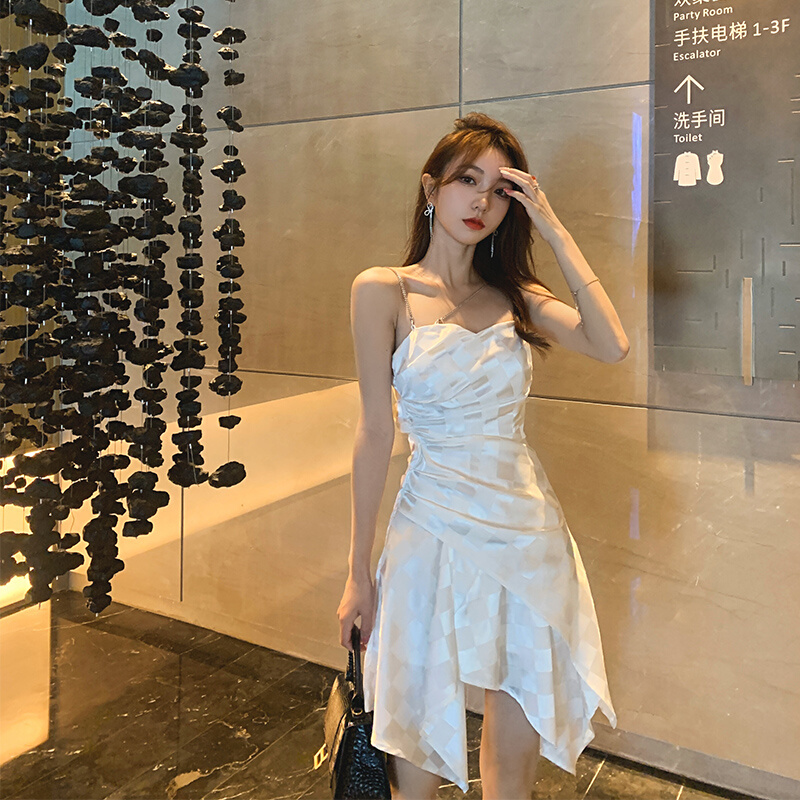 高级感白色抹胸裙子女2022早春新款收腰显瘦吊带一片式水钻连衣裙