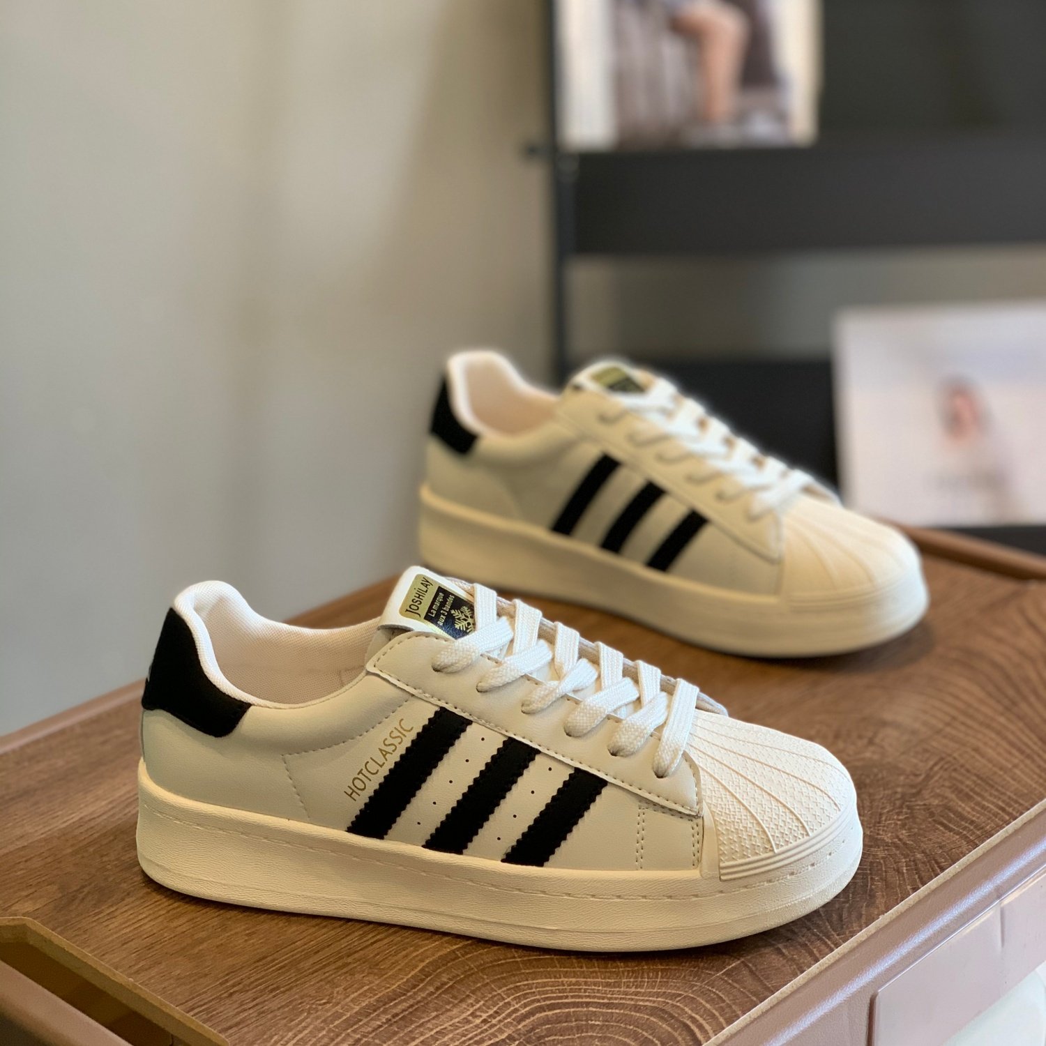 2026春季新款百搭时尚贝壳头休闲小白鞋女平底不累脚休闲小众板鞋