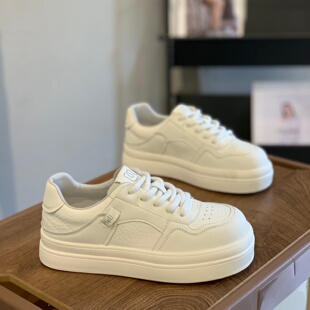 小众舒适极简风厚底小白鞋女2026春季新款百搭轻便不累脚休闲板鞋