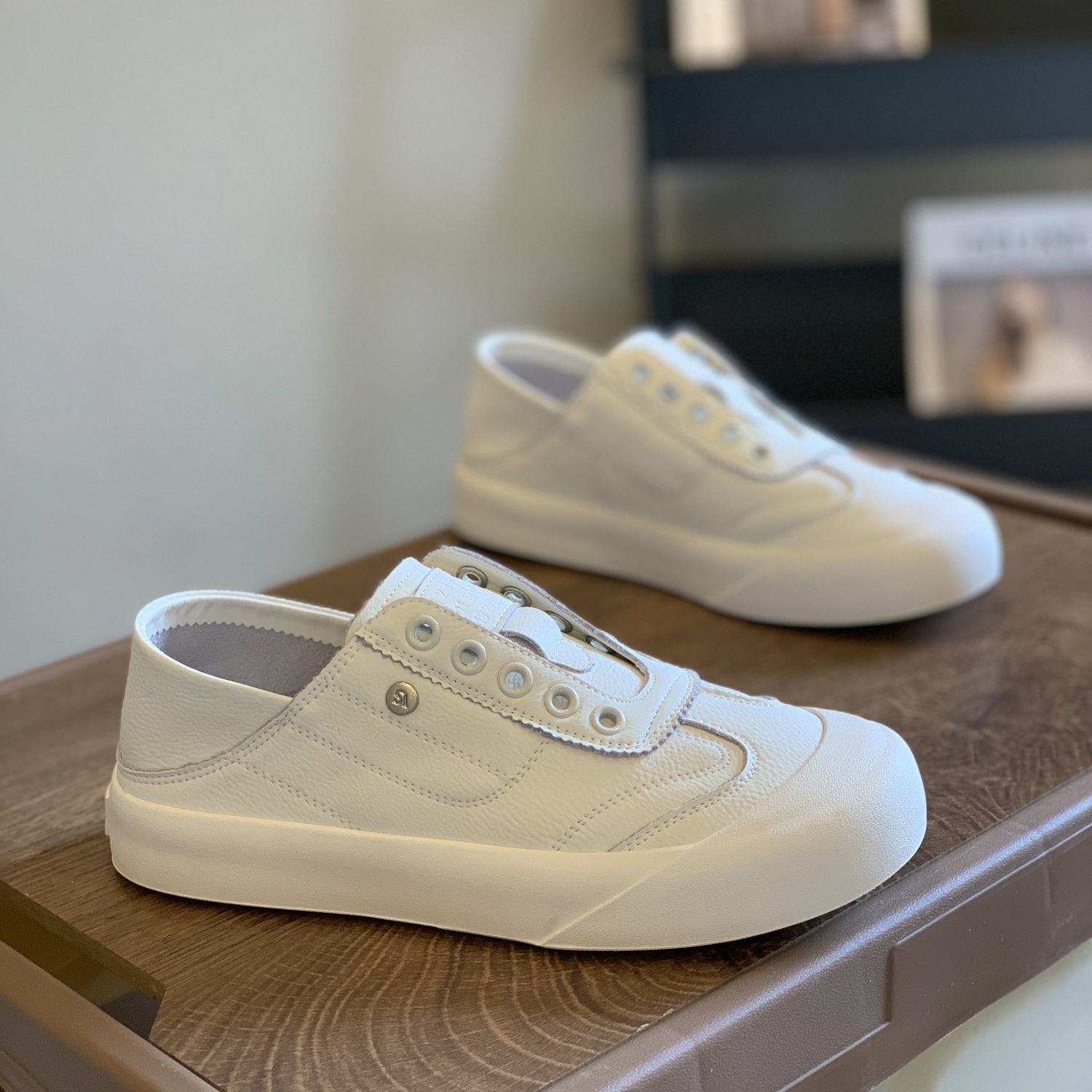 一脚蹬平底踩脚两穿无鞋带小白鞋