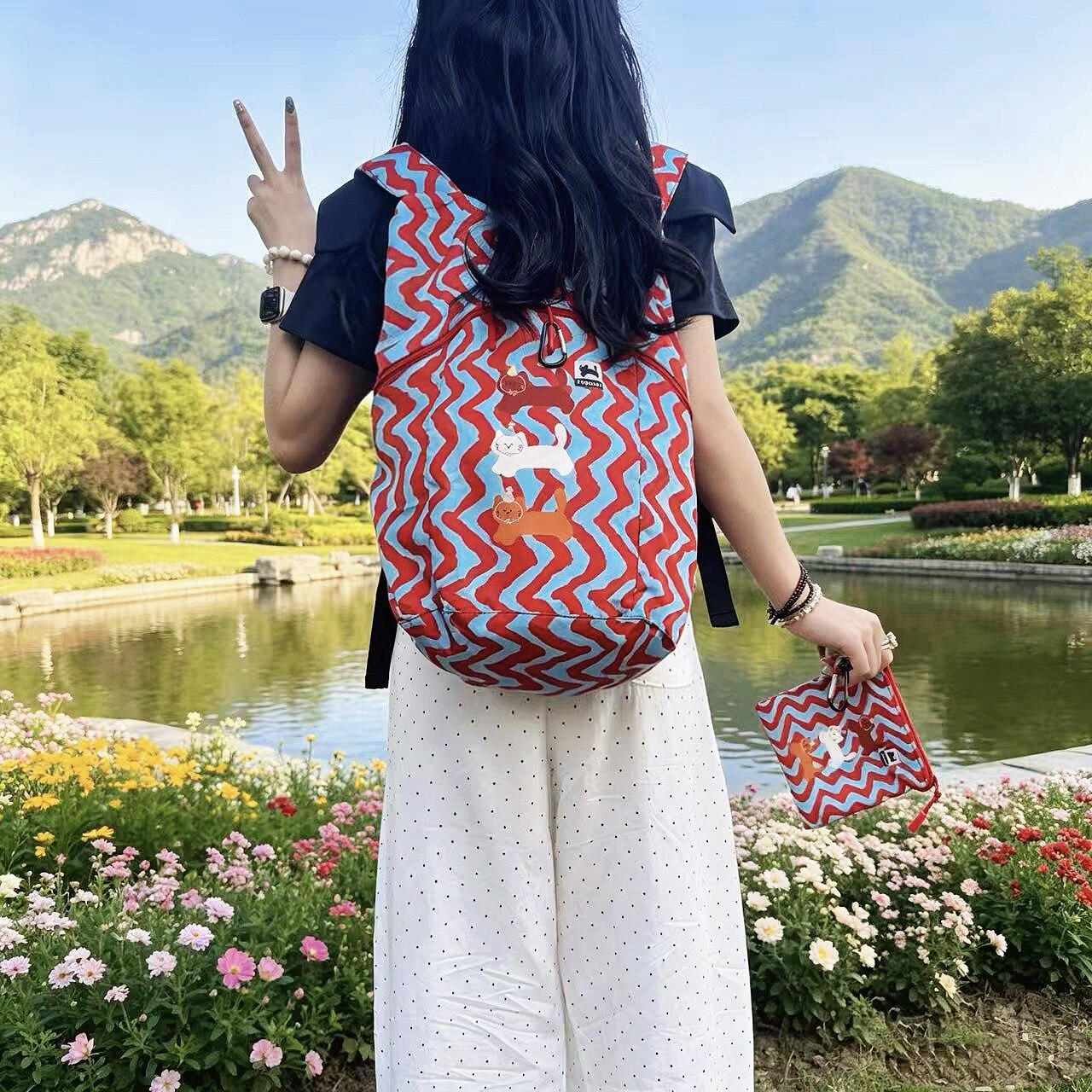 新款可爱卡通图案双肩包女大容量旅行背包学生书包