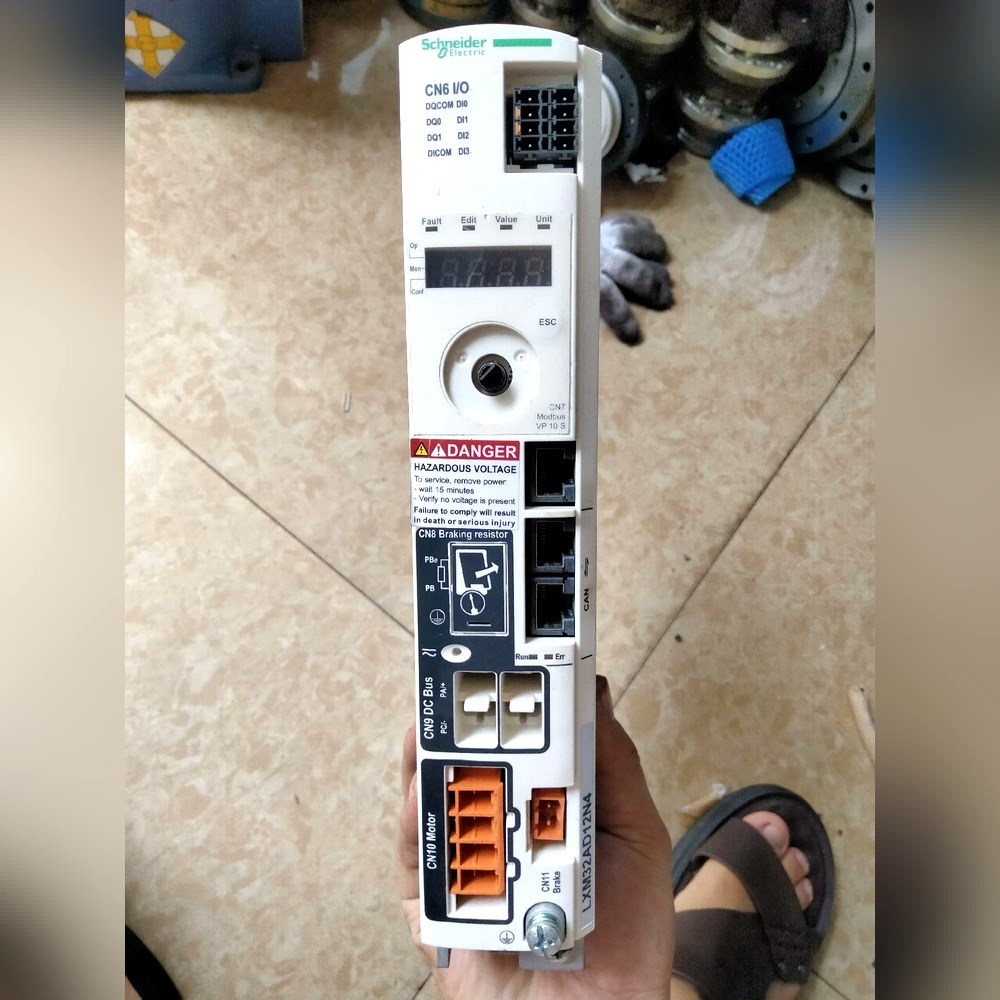 施耐德驱动器LXM32AD12N4功能正常实物图 议价