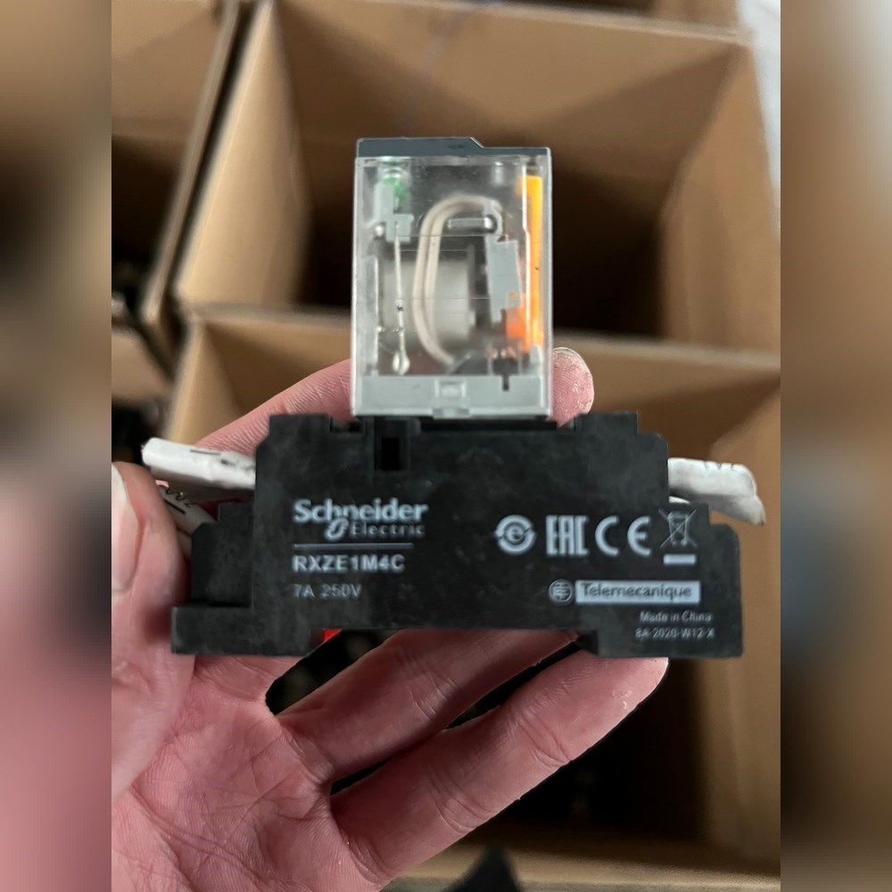 施耐德RXZE1M4C继电器底座 件 7A 250V 议价