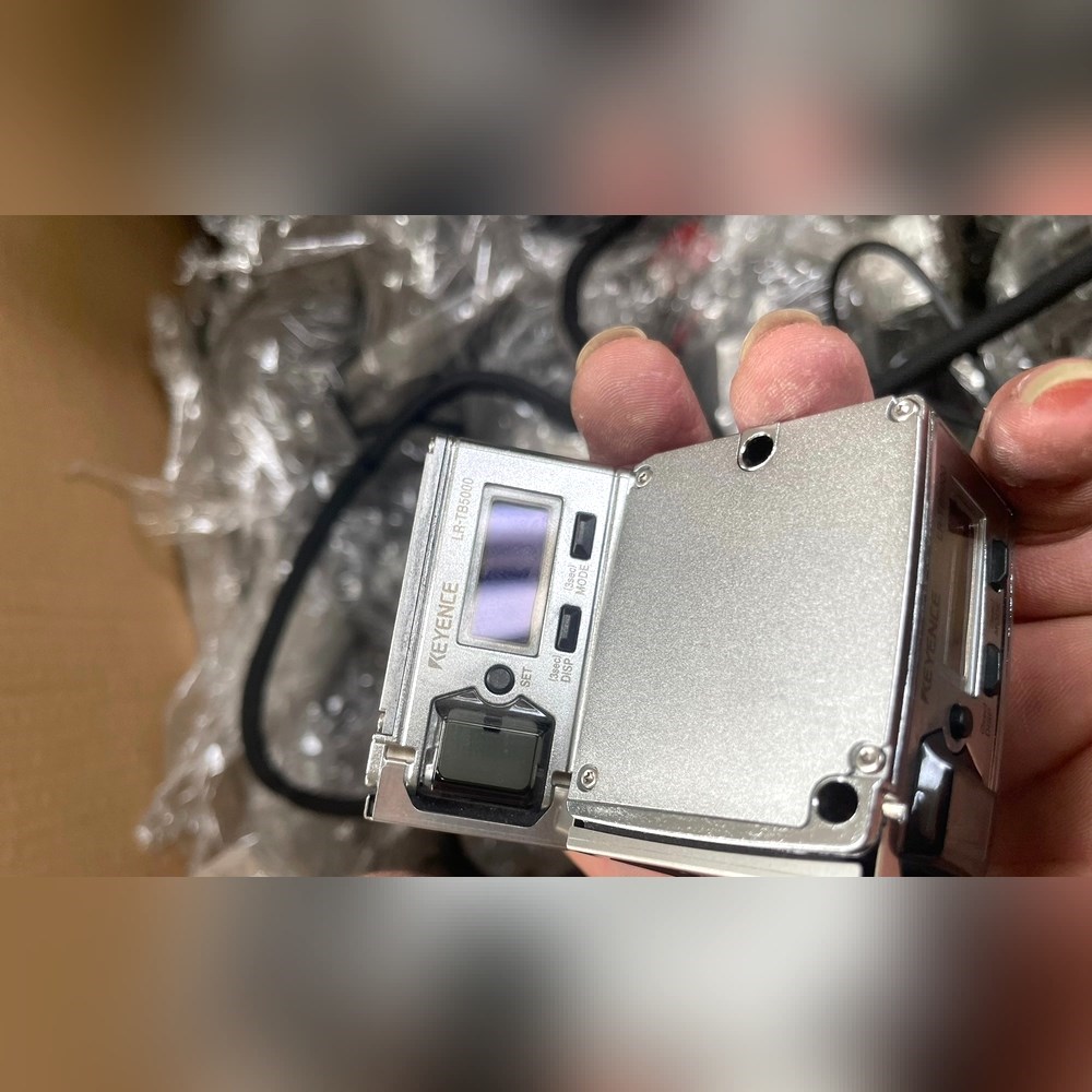 出基恩士LR-TB5000传感器N和R带红窗准新. 议价