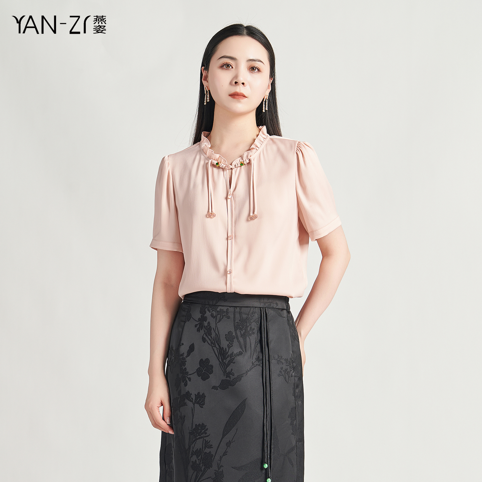 燕姿服饰新中式花边领缎面小衫