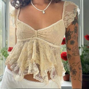 蕾丝V领露脐荷叶边上衣Lace V-neck crop top with exposed navel