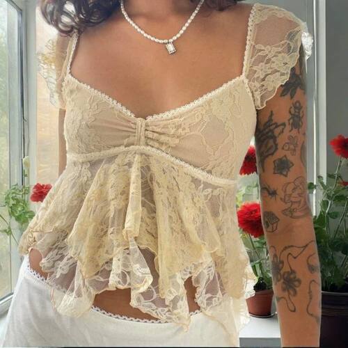 蕾丝V领露脐荷叶边上衣Lace V-neck crop top with exposed navel