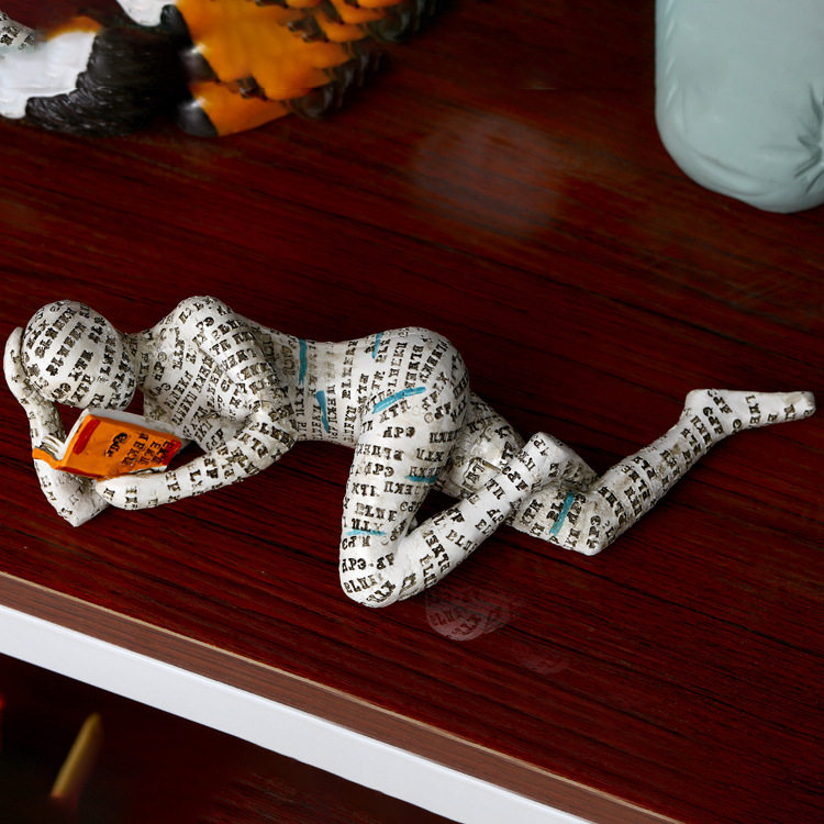 摆件高级感小众跨境新款读书女人reading woman 纸浆塑模树脂工艺