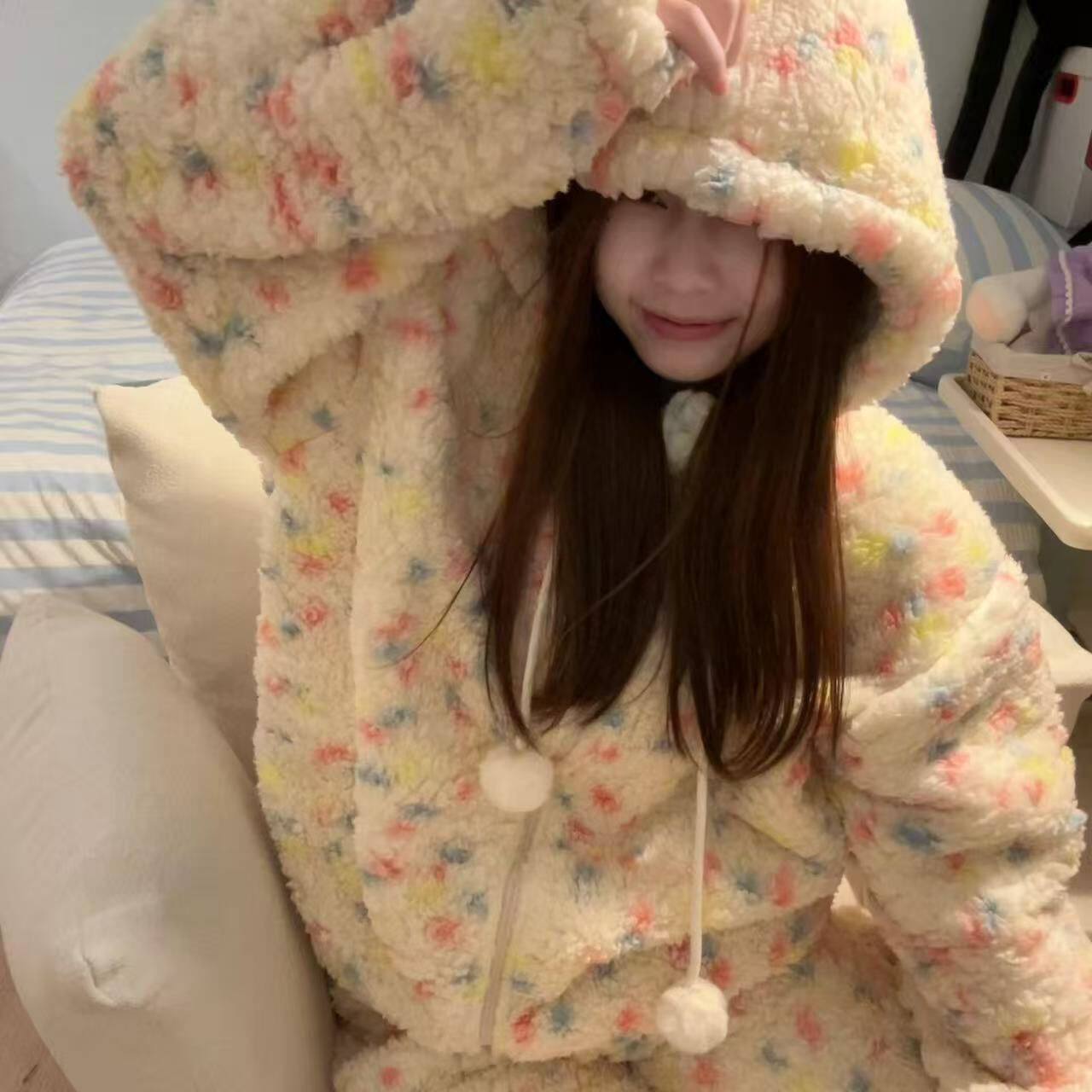 2026年秋冬季加厚羊羔绒睡衣女彩点印花连帽可爱少女家居服套装