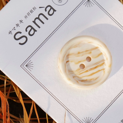 SAMA 奶咖 粗圆边波浪纹木感毛衫两眼大衣天然树脂纽扣