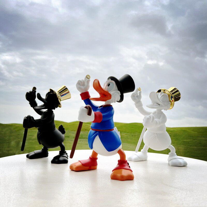 潮流卡通元素唐老鸭摆件捡钱桌面摆件家居饰品卡通风软装配饰搭配