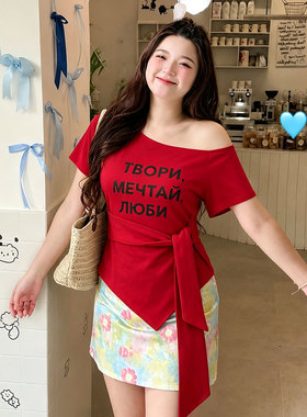 胖mm特大码女装红色斜肩短袖T恤女夏季收腰绑带显瘦辣妹露肩上衣