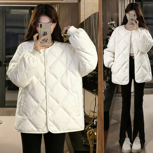 300斤特大码 遮肉显瘦菱格棉服外套女胖mm白色简约慵懒风圆领上衣