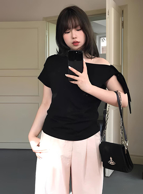 300斤大码女装黑色褶皱设计感斜肩短袖t恤女胖mm收腰显瘦露肩上衣