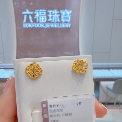 六福珠宝新款爆闪冰钻黄金耳饰