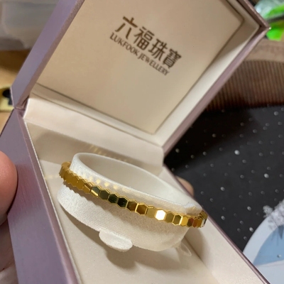 六福珠宝光影金足金蜂巢黄金手镯