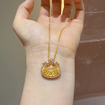 六福珠宝代购 Goldstyle足金镶钻锁包黄金吊坠挂坠 新款专柜正品