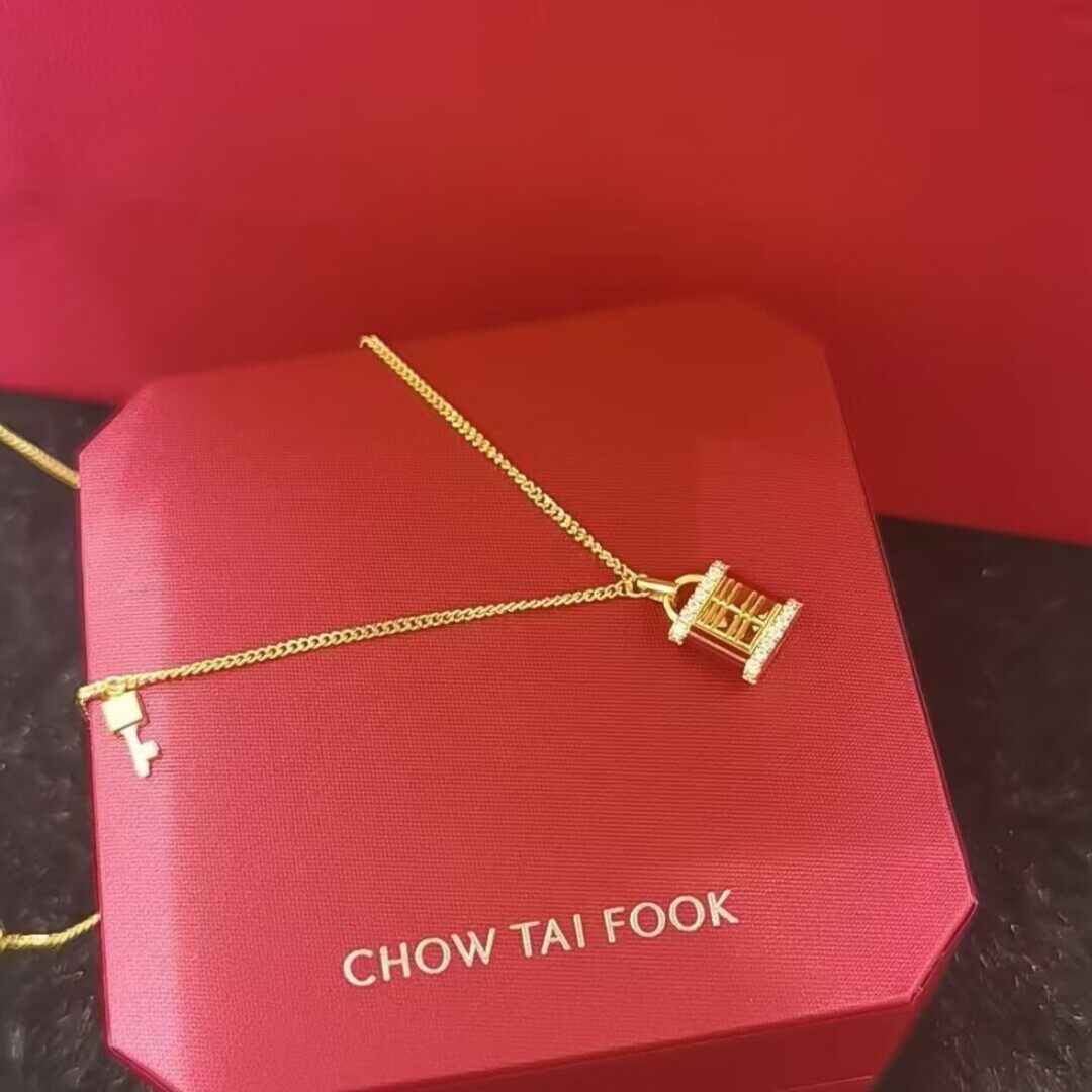 周大福代购 传喜系列喜锁钥匙足金黄金钻石项链女 百搭鎏彩RU1233