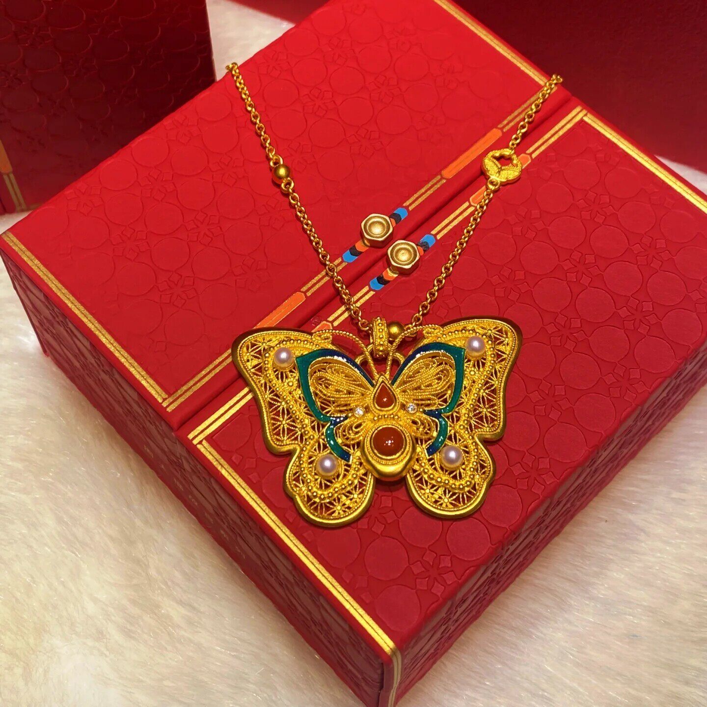 周大福代购 故宫系列玲珑花蝶足金黄金钻石珍珠蝴蝶项链新款RU885图片